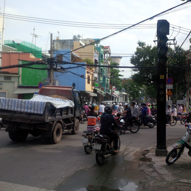 Đèn giao thông mất điện, giao thông tại quận 5 hỗn loạn