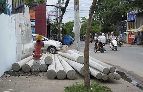 Đống trụ điện có thể chèn người đi đường