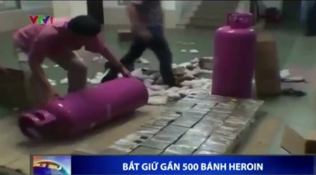 Clip: Gần 500 bánh heroin giấu trong bình gas như thế nào?