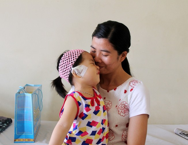 Mổ tai cho con bộ đội Trường Sa