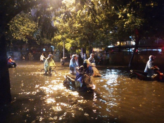 Mưa cấp tập, người Hà Nội bì bõm lội nước
