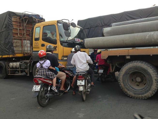 Lạnh gáy xe máy liều mạng chen ngang xe tải để qua đường