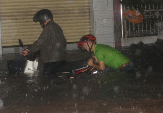 TP Biên Hòa mưa ngập cao hàng mét, trôi cả ô tô