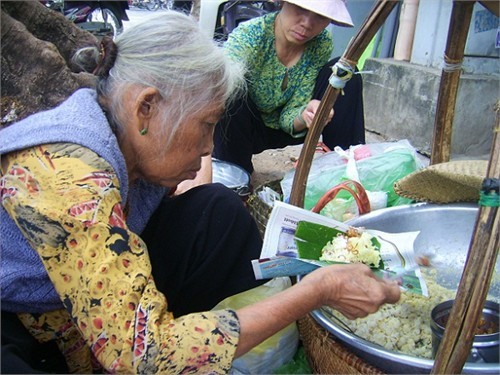 Bán xôi, dù mù chữ hay giảng viên ĐH, đều đáng được kính trọng!