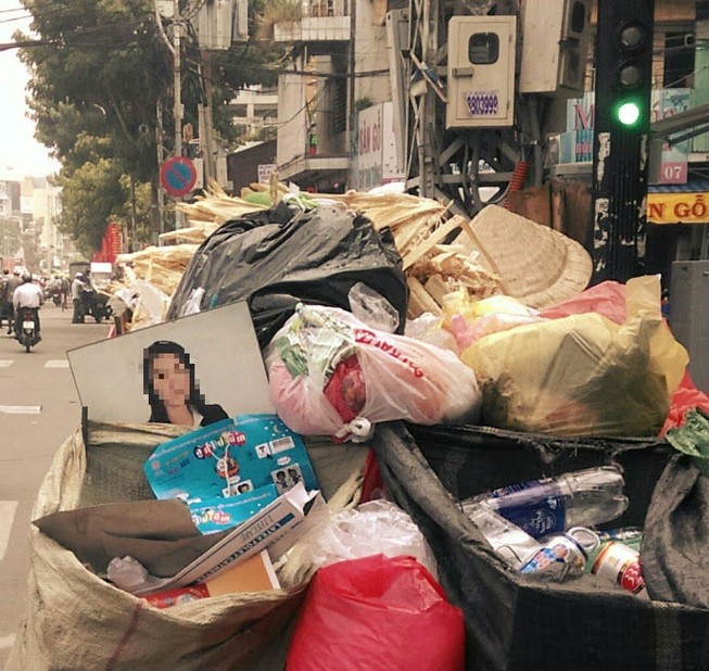 Những hạnh phúc chất lên xe rác