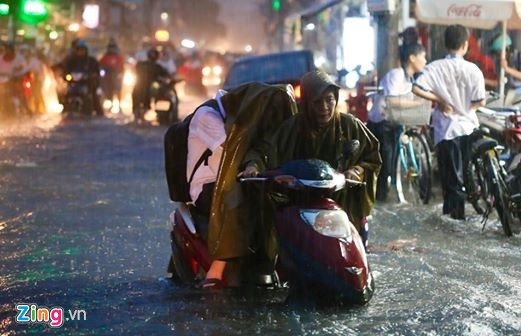 Con ngồi trên xe mẹ dắt trong mưa và bài văn về sự dựa dẫm