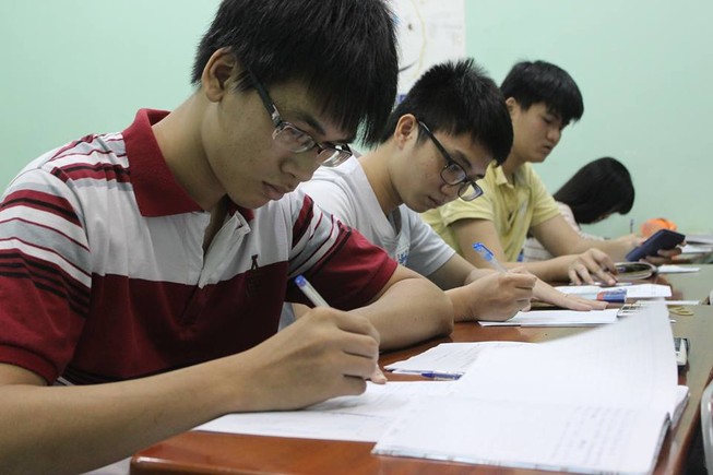 Các trường phổ thông không được bỏ môn học, ghi điểm khống cho học sinh