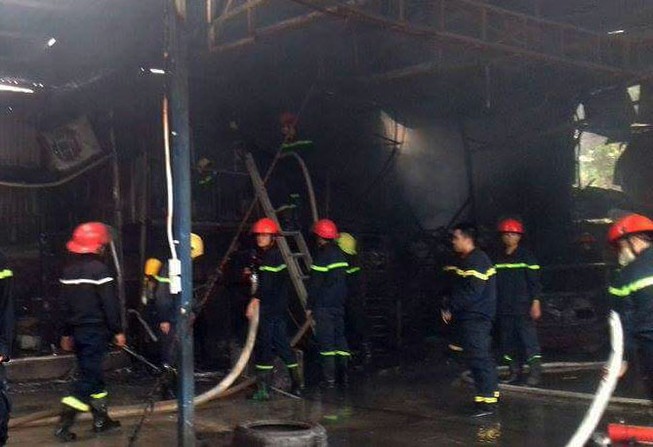 Cháy lớn tại gara ô tô ở Hà Nội