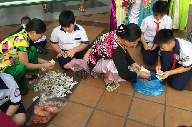 Học sinh tiểu học nuôi heo đất giúp bạn đón tết