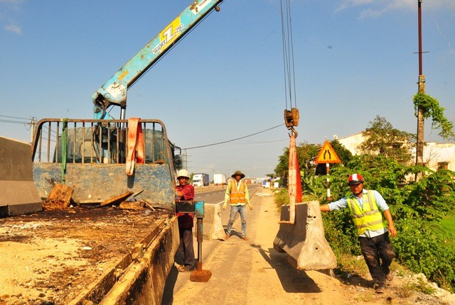 Doanh nghiệp xăng dầu tự ý tháo dỡ dải phân cách trên quốc lộ 1
