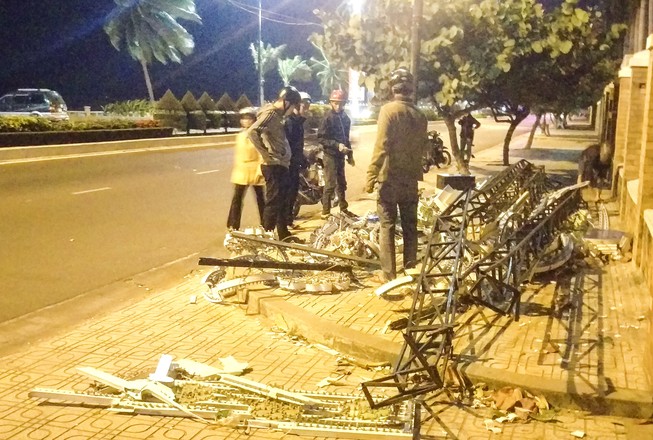 Dàn đèn chiếu sáng ở Nha Trang đổ sập trong đêm
