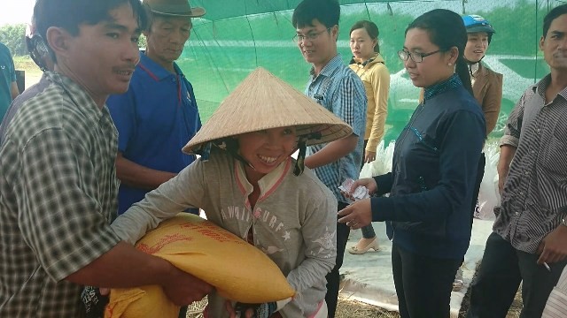 Báo Pháp Luật TP.HCM tặng quà cho các hộ nghèo ở Cà Mau