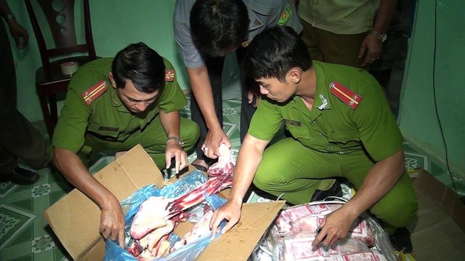 Bắt quả tang thịt trâu thối sắp 'hô biến' thành thịt bò