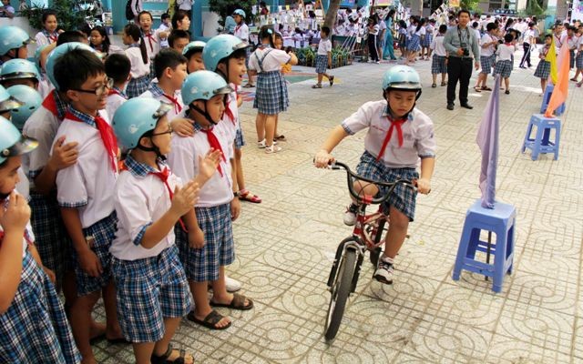 Mở ngày hội đội mũ bảo hiểm của học sinh tiểu học