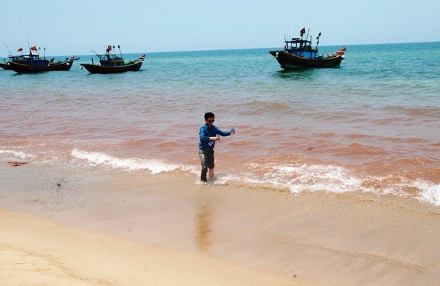 Quảng Bình: Phát hiện dải nước màu đỏ gạch dọc bờ biển