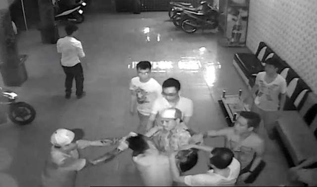 “Đàn anh” đi hát karaoke rồi đánh chủ quán nhập viện