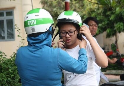 Bố mẹ đội nắng cùng con vượt 'vũ môn'