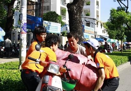 Sinh viên tình nguyện tiếp sức người đi đường