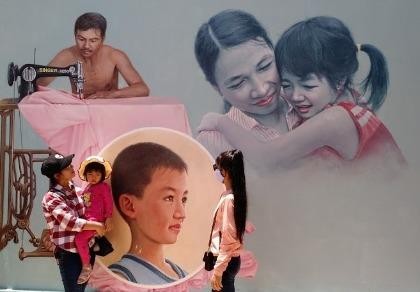 Du khách nườm nượp đổ về 'làng bích họa' kỳ lạ ven biển Tam Kỳ