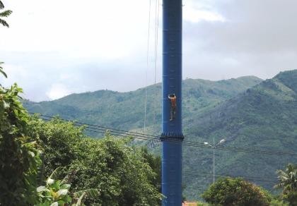 Ớn lạnh thợ lắp đặt bảng quảng cáo 'giỡn với tử thần'
