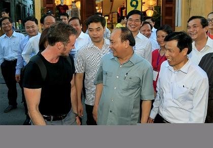 Xe hộ tống Thủ tướng vào phố đi bộ: Người trong cuộc nói gì?