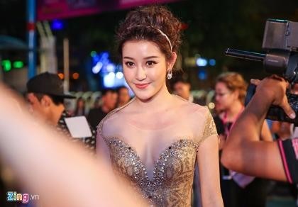 Sao Việt khoe sắc trên thảm đỏ trước giờ chung kết Hoa hậu Việt Nam