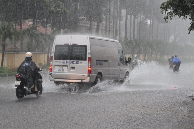 TP.HCM lại mưa, nước đang ngập nhiều tuyến đường