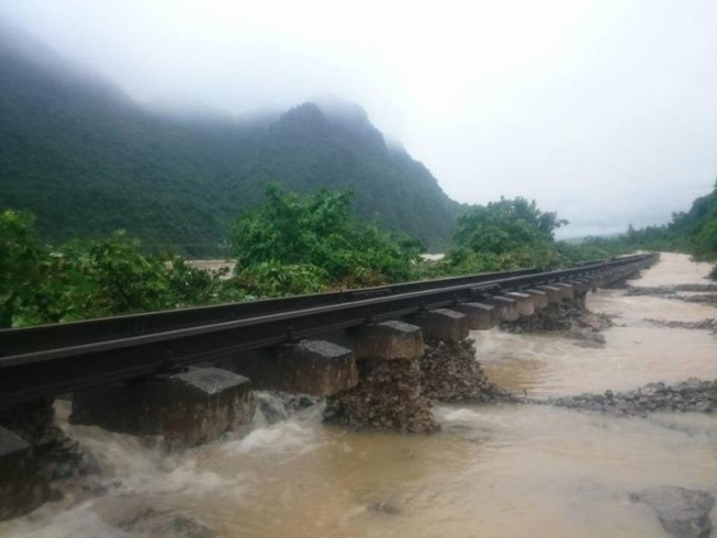 Giải cứu 96 hành khách nước ngoài 'kẹt' trên tàu SE19