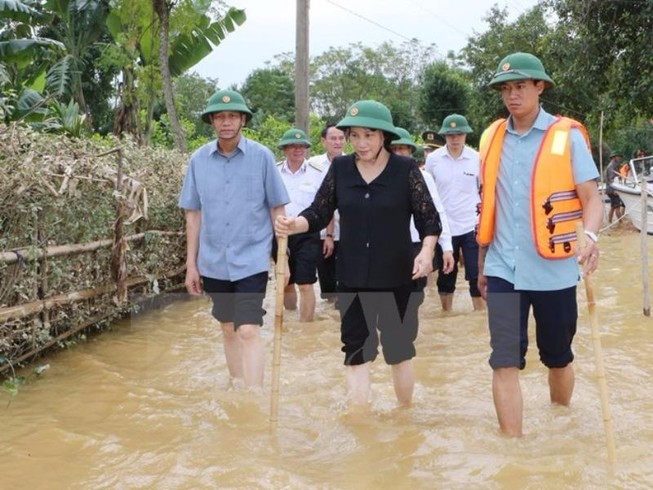 Chủ tịch Quốc hội lội nước thăm người dân vùng lũ