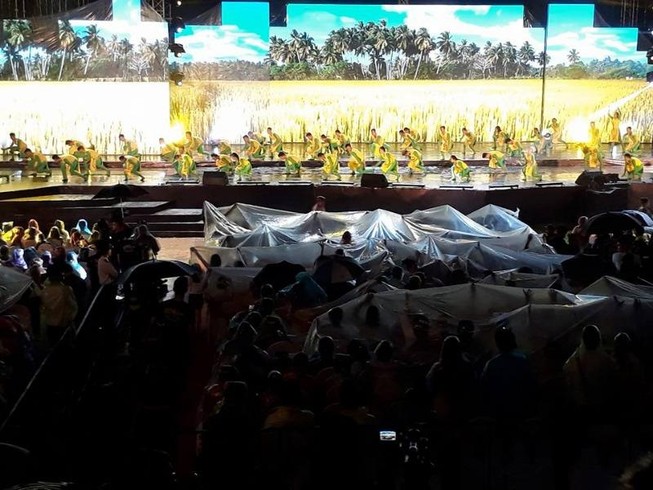 Nghệ sĩ và khán giả đội mưa xem live show Việt Hương