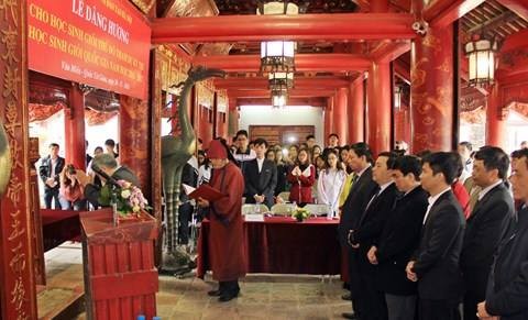 Dâng hương ở Văn Miếu: Sao chỉ cúi đầu trước Khổng Tử?