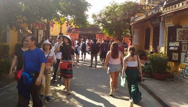 Chiều cuối năm: Phố cổ Hội An đông nghẹt khách du lịch