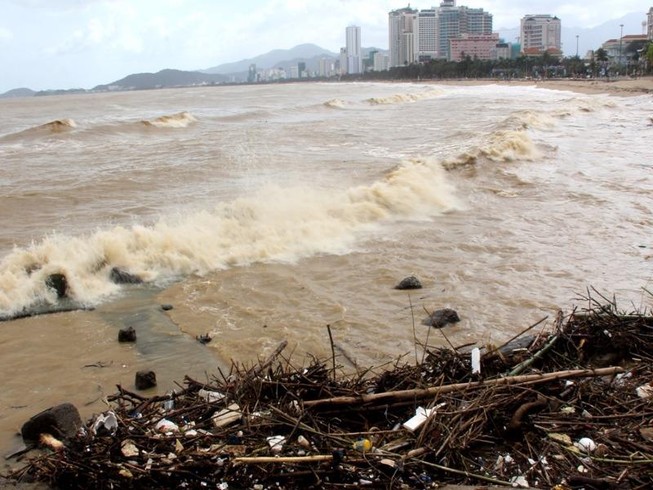 Biển Nha Trang sóng lớn, nước đục ngầu, đầy rác