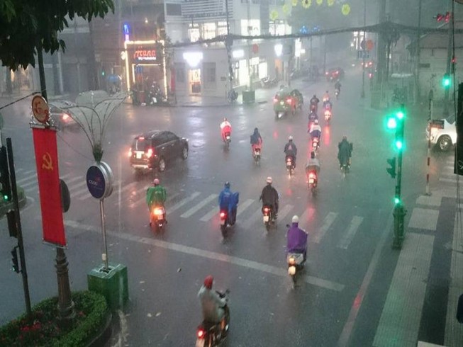TP.HCM bất ngờ đón 'mưa xuân' chiều mùng 6 Tết