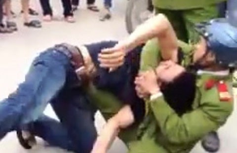 Truy tìm thanh niên phạm luật giao thông rồi đạp cảnh sát