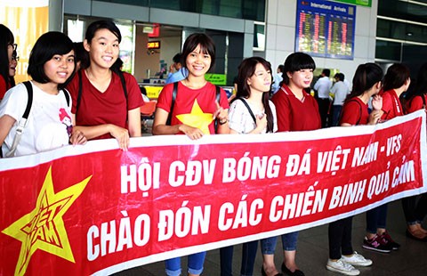 Người hâm mộ đón chào thầy trò HLV Toshiya Miura