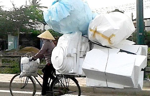 Xe đạp chở cồng kềnh, lắc lư theo gió