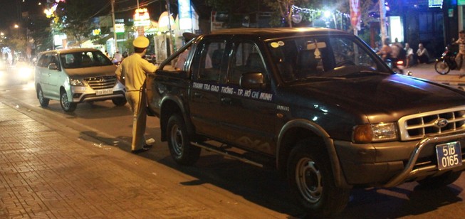 Bị kiểm tra, tài xế Uber bỏ xe giữa đường