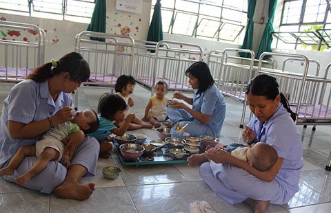 Nhọc nhằn nghề chăm sóc trẻ nhiễm HIV
