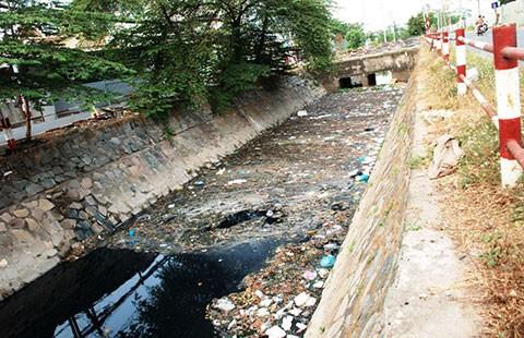 TP.HCM: Kênh 19-5 ngập rác
