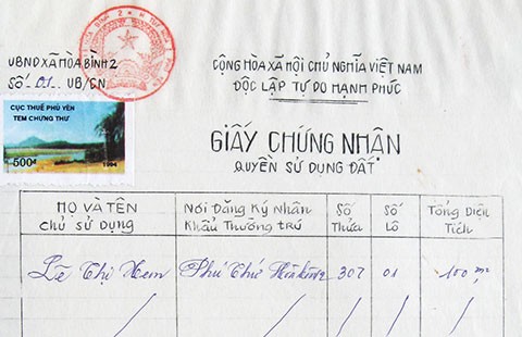 Xã tự vẽ giấy đỏ cấp cho dân