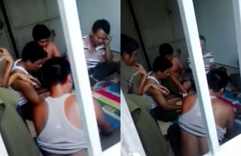 Xã đội, công an viên vây quanh chiếu bạc