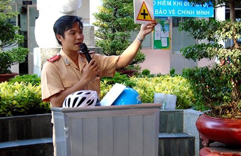 Phụ huynh ủng hộ đội mũ bảo hiểm cho con