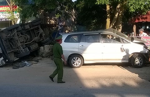Đi đám tang, ô tô gặp nạn, ba người tử vong