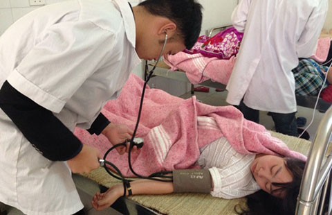Hơn 100 công nhân ngộ độc