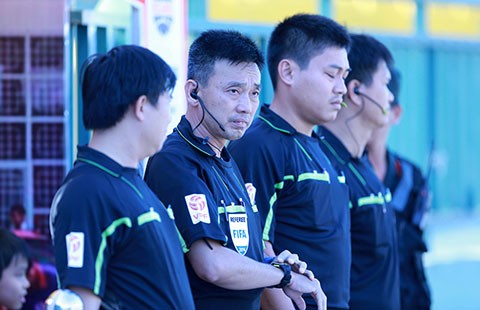 CLB còng lưng trả lương cầu thủ