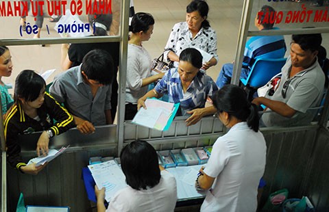 'Vừa thấy bệnh nhân, bác sĩ liền ghi giấy yêu cầu xét nghiệm'