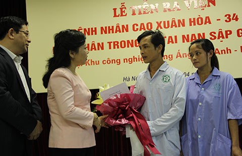 Nạn nhân nặng nhất vụ sập giàn giáo được xuất viện
