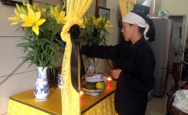 Công an nói người chết ở trụ sở phường là do tự đốt