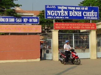 Đuổi học một tuần ba học sinh đánh hội đồng bạn